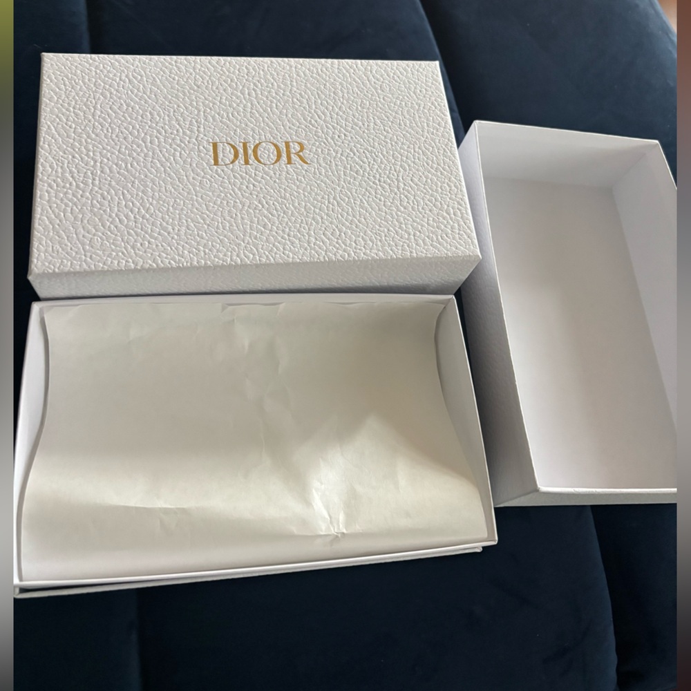 Dior sunglass boxes with two ribbons, white and blue. - Picture 5 of 6